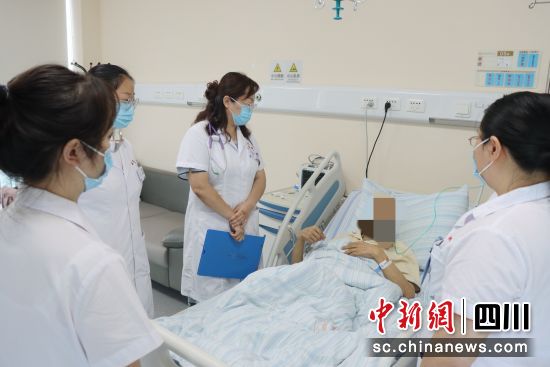 图为四川省成都大学临床医学院、附属医院老年医学科主任蒋华与患者沟通病情。 成都大学临床医学院、附属医院供图 图为四川省成都大学临床医学院、附属医院老年医学科主任蒋华与患者沟通病情。 成都大学临床医学院、附属医院供图