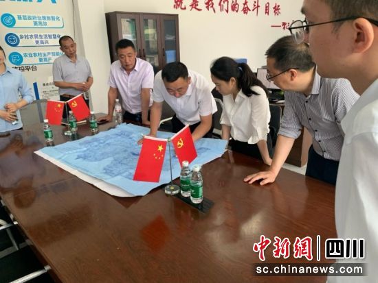 筠连县纪委监委高标准农田建设专项整治工作组查看项目实施设计图。 张晓涵 摄 筠连县纪委监委高标准农田建设专项整治工作组查看项目实施设计图。 张晓涵 摄