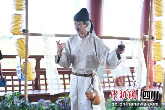 机器人“李白”。成都市经信局市新经济委 供图 机器人“李白”。成都市经信局市新经济委 供图