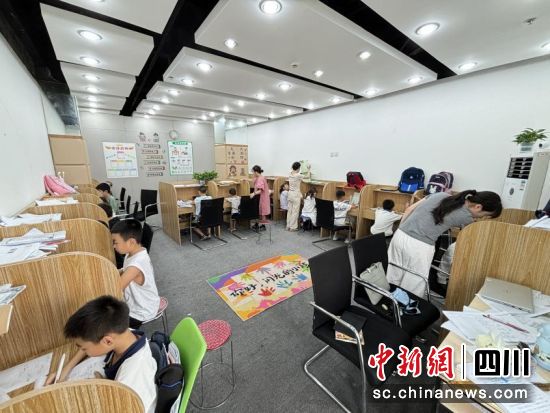 督学师辅导孩子们学习。成都市科技创新就业促进会供图 督学师辅导孩子们学习。成都市科技创新就业促进会供图