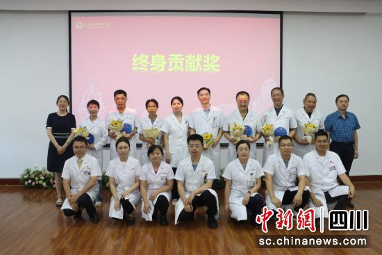 荣获“终身贡献奖”的医生合影留念。 成大附院供图 荣获“终身贡献奖”的医生合影留念。 成大附院供图