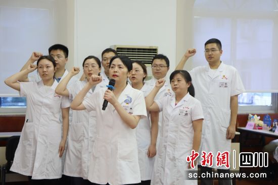 在四川省成都大学临床医学院、附属医院党委委员、副院长陈侣林的领誓下,年轻医生代表共同重温医师誓言。成大附院供图 在四川省成都大学临床医学院、附属医院党委委员、副院长陈侣林的领誓下,年轻医生代表共同重温医师誓言。成大附院供图