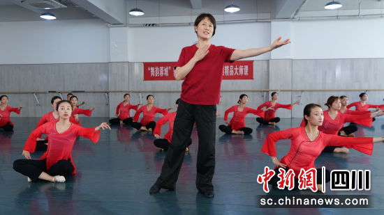 “舞韵蓉城”舞蹈精品课现场。成都市文化广电旅游局 供图 “舞韵蓉城”舞蹈精品课现场。成都市文化广电旅游局 供图