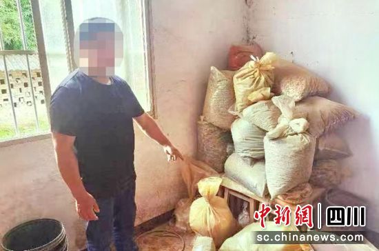 嫌疑人指认作案现场。荣县警方 供图 嫌疑人指认作案现场。荣县警方 供图