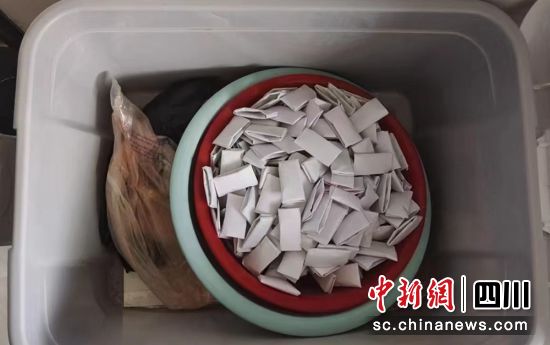 嫌疑人自制的“神药”。荣县警方 供图 嫌疑人自制的“神药”。荣县警方 供图