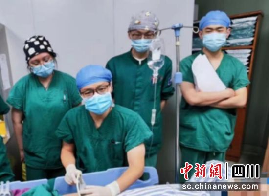 陈涛和团队正在工作。成都市第三人民医院 供图 陈涛和团队正在工作。成都市第三人民医院 供图