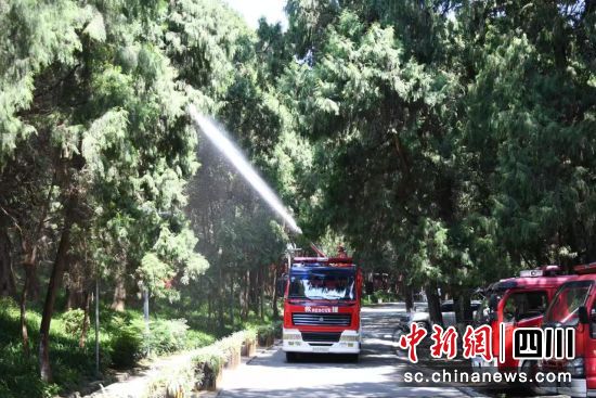 水罐消防对古柏林进行降温增湿作业。 梓潼县融媒体中心供图 水罐消防对古柏林进行降温增湿作业。 梓潼县融媒体中心供图
