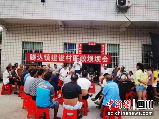 筠连县腾达镇纪委组织村民召开土地确权到户签字确认会。 周玉先 摄 筠连县腾达镇纪委组织村民召开土地确权到户签字确认会。 周玉先 摄