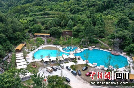 游客在乐水坊享受清凉。汶川县委宣传部供图 游客在乐水坊享受清凉。汶川县委宣传部供图
