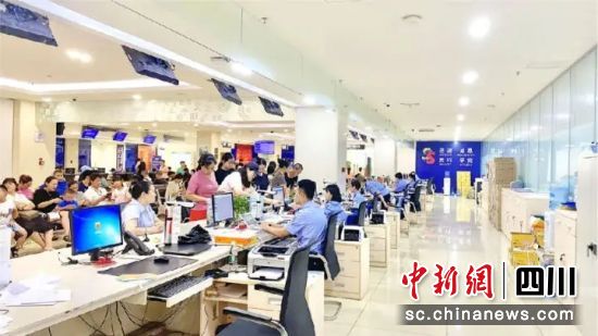 郫都区政务服务中心。雷茜 摄 郫都区政务服务中心。雷茜 摄