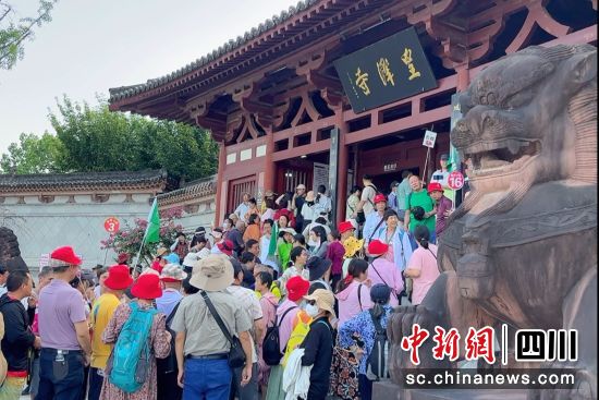游行团游客走进广元皇泽寺。胡莉 摄 游行团游客走进广元皇泽寺。胡莉 摄