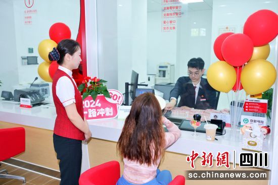 中信银行成都天府新区支行窗口服务。中信银行成都天府新区支行供图 中信银行成都天府新区支行窗口服务。中信银行成都天府新区支行供图