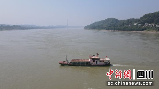 群众坐船过江。合江县融媒体中心供图 群众坐船过江。合江县融媒体中心供图