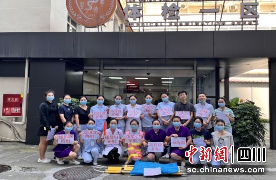 一起合影。赖思伊 摄 一起合影。赖思伊 摄