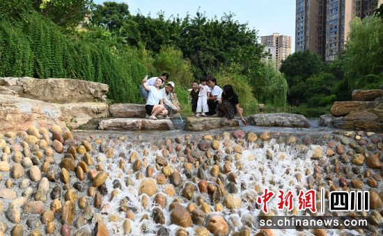 市民在湿地公园游玩。梁人之 供图 市民在湿地公园游玩。梁人之 供图