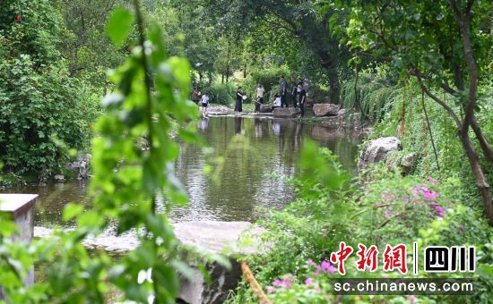 市民在湿地公园游玩。梁人之 供图 市民在湿地公园游玩。梁人之 供图