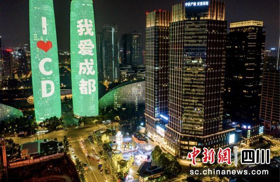成都这座“食”尚新地标与双子塔近在咫尺。朱源 摄 成都这座“食”尚新地标与双子塔近在咫尺。朱源 摄