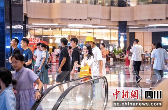 前来打卡和品尝美食的市民游客络绎不绝。朱源 摄 前来打卡和品尝美食的市民游客络绎不绝。朱源 摄