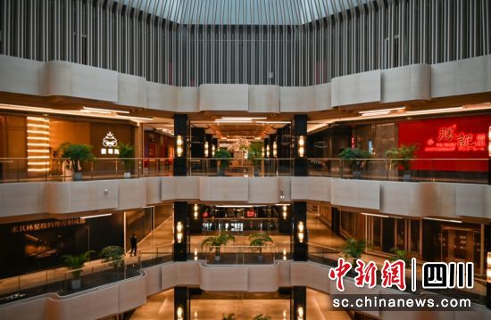 这栋大楼里聚集了近20家“米其林”和“黑珍珠”。朱源 摄 这栋大楼里聚集了近20家“米其林”和“黑珍珠”。朱源 摄