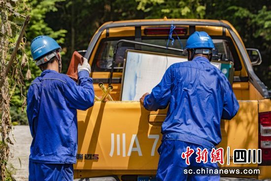 刚完成抢修任务的电力工人衣服已被汗水湿透。王鸿飞 摄 刚完成抢修任务的电力工人衣服已被汗水湿透。王鸿飞 摄