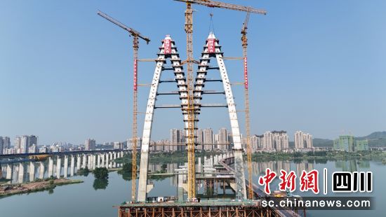 遂宁市涪江六桥(袁家坝渡改桥)跨江主桥主塔封顶现场。蜀道集团供图 遂宁市涪江六桥(袁家坝渡改桥)跨江主桥主塔封顶现场。蜀道集团供图