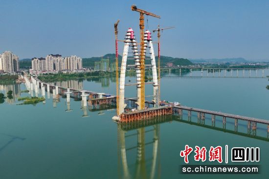 遂宁市涪江六桥(袁家坝渡改桥)跨江主桥主塔封顶现场。蜀道集团供图 遂宁市涪江六桥(袁家坝渡改桥)跨江主桥主塔封顶现场。蜀道集团供图