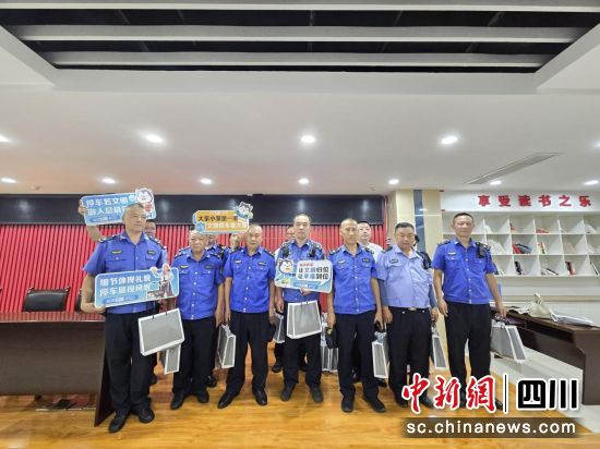 收到防暑物资的一线工作人员。哈啰供图 收到防暑物资的一线工作人员。哈啰供图