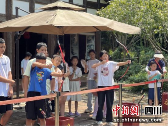 孩子们正在体验。成都文旅邛州公司 供图 孩子们正在体验。成都文旅邛州公司 供图
