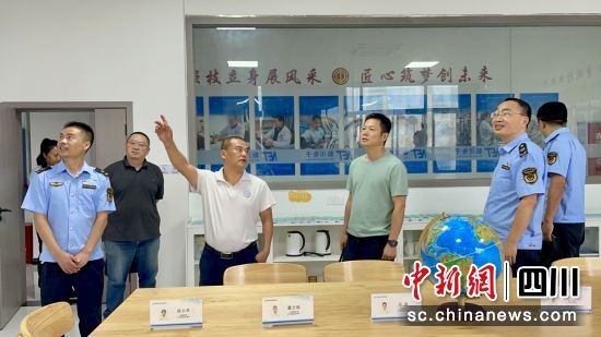 知识产权服务走进南充新川电子科技有限公司。顺庆区融媒体中心供图 知识产权服务走进南充新川电子科技有限公司。顺庆区融媒体中心供图