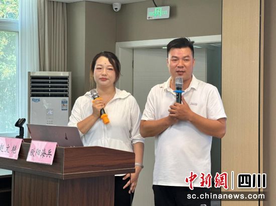 模范夫妻分享夫妻和睦相处之道。汶川县委宣传部供图 模范夫妻分享夫妻和睦相处之道。汶川县委宣传部供图