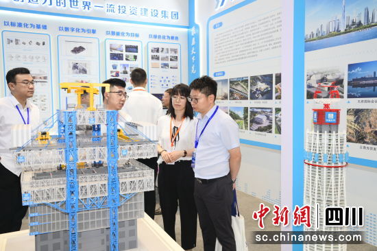 客户在中建三局展台观摩交流。 常燕妮摄 客户在中建三局展台观摩交流。 常燕妮摄