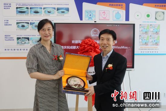 赠送蜀绣。成大附院 供图 赠送蜀绣。成大附院 供图