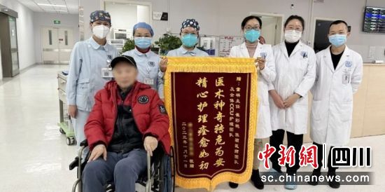 康复病人送锦旗表示感谢。成都市第三人民医院 供图 康复病人送锦旗表示感谢。成都市第三人民医院 供图