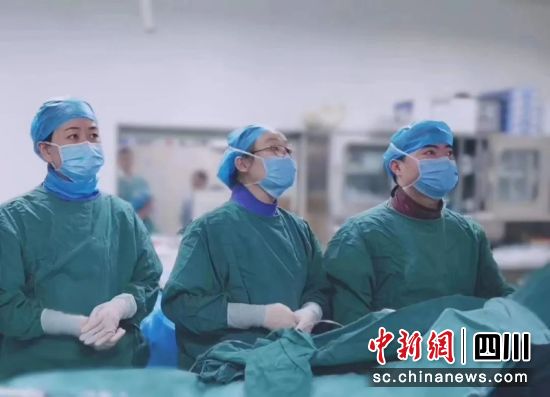 童琳与团队正在工作。成都市第三人民医院 供图 童琳与团队正在工作。成都市第三人民医院 供图