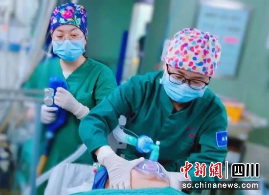 医生们正在工作。何秋华 摄 医生们正在工作。何秋华 摄