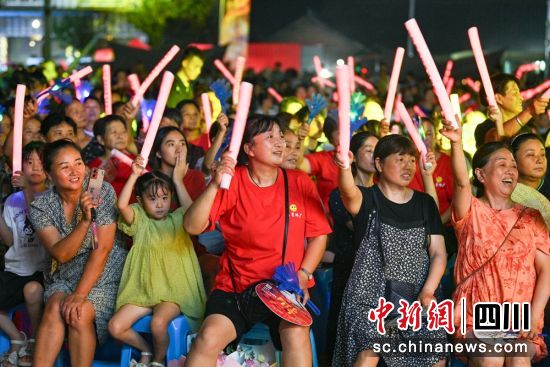 百姓大舞台“蜀乡村歌好声音·乐山非遗传承秀”吸引观众。记者 刘忠俊 摄 百姓大舞台“蜀乡村歌好声音·乐山非遗传承秀”吸引观众。记者 刘忠俊 摄