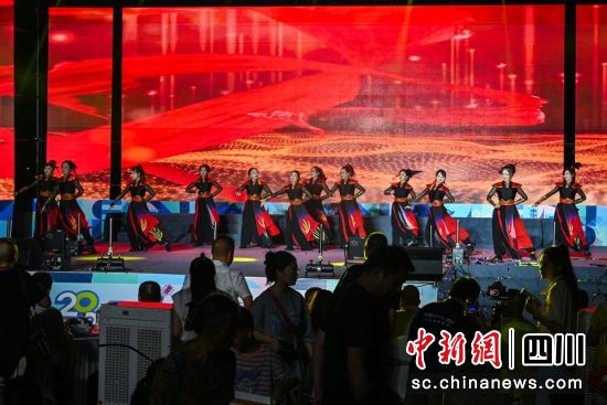 乐山百姓大舞台精彩的文艺表演现场。记者 刘忠俊 摄 乐山百姓大舞台精彩的文艺表演现场。记者 刘忠俊 摄
