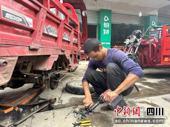 冯波正在修车。绵阳市安州区烟草专卖局供图 冯波正在修车。绵阳市安州区烟草专卖局供图