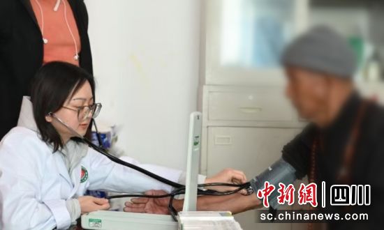 正在给老人免费进行检查。成都市第三人民医院 供图 正在给老人免费进行检查。成都市第三人民医院 供图