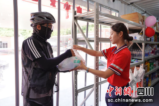 顾客正在领取采购的商品。中国石化四川石油 供图 顾客正在领取采购的商品。中国石化四川石油 供图