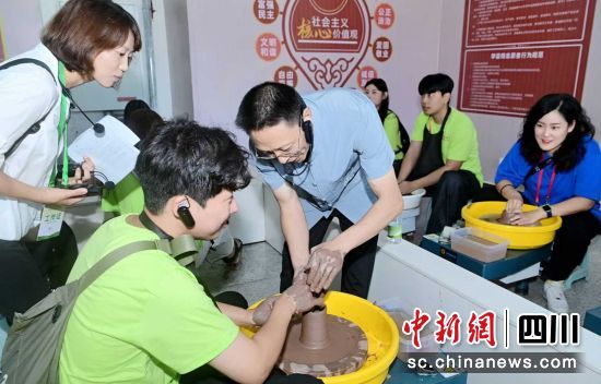 现场体验。荣县融媒 供图 现场体验。荣县融媒 供图