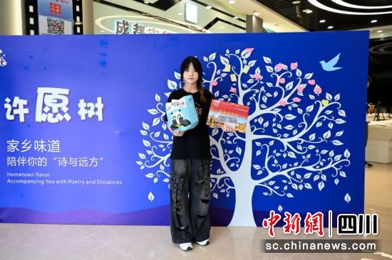 大学新生获赠大礼包。郫都区融媒体中心 供图 大学新生获赠大礼包。郫都区融媒体中心 供图