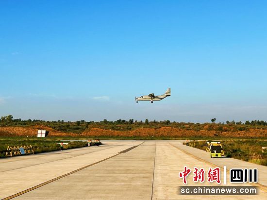 SA750U大型无人运输机首飞测试现场。人保财险成都市分公司供图 SA750U大型无人运输机首飞测试现场。人保财险成都市分公司供图