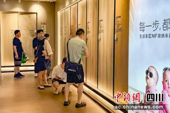 市民正在选购。郑栋梁 摄 市民正在选购。郑栋梁 摄