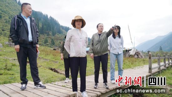 黑水县委书记、达古冰川风景名胜区管理局党委书记杨莉在洛格斯沟调研基础设施提升改造工作。 黑水县融媒体中心供图 黑水县委书记、达古冰川风景名胜区管理局党委书记杨莉在洛格斯沟调研基础设施提升改造工作。 黑水县融媒体中心供图