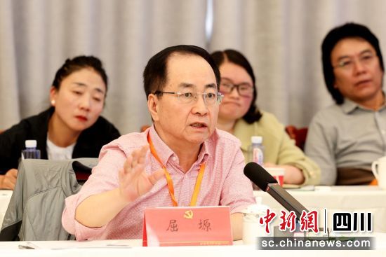座谈会专家发言现场。洛绒尼玛 摄 座谈会专家发言现场。洛绒尼玛 摄