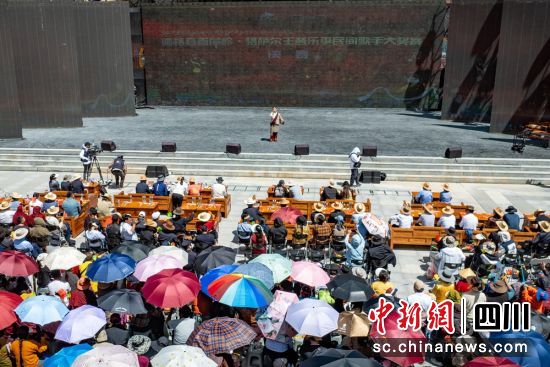 德格县民间歌手选拔大赛决赛现场。洛绒尼玛 摄 德格县民间歌手选拔大赛决赛现场。洛绒尼玛 摄