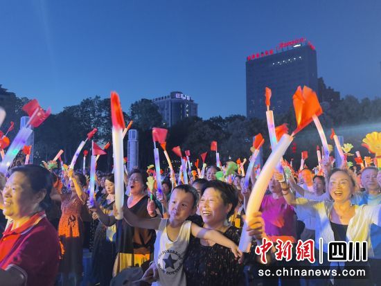 活动现场,市民热情高涨。苗志勇 摄 活动现场,市民热情高涨。苗志勇 摄