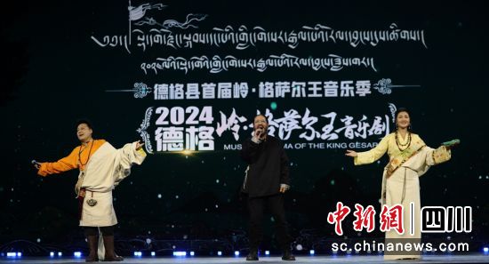 德格籍著名歌手倾情演唱《寻找你,格萨尔王》。 洛绒尼玛 摄 德格籍著名歌手倾情演唱《寻找你,格萨尔王》。 洛绒尼玛 摄