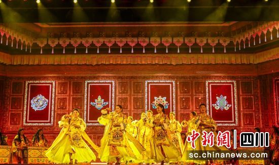 《岭·格萨尔王》音乐剧演出现场。洛绒尼玛 摄 《岭·格萨尔王》音乐剧演出现场。洛绒尼玛 摄